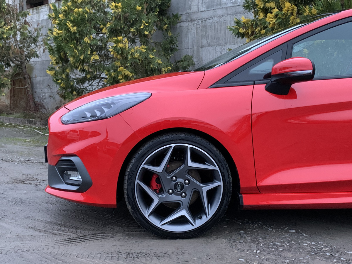 FORD FIESTA ST 1,5 TURBO 200 CV ROUGE TOIT OUVRANT PANORAMIQUE APPLE CAR PLAY LANE ASSIST REGULATEUR BLUETOOTH FEUX FULL LED 1ERE MAIN