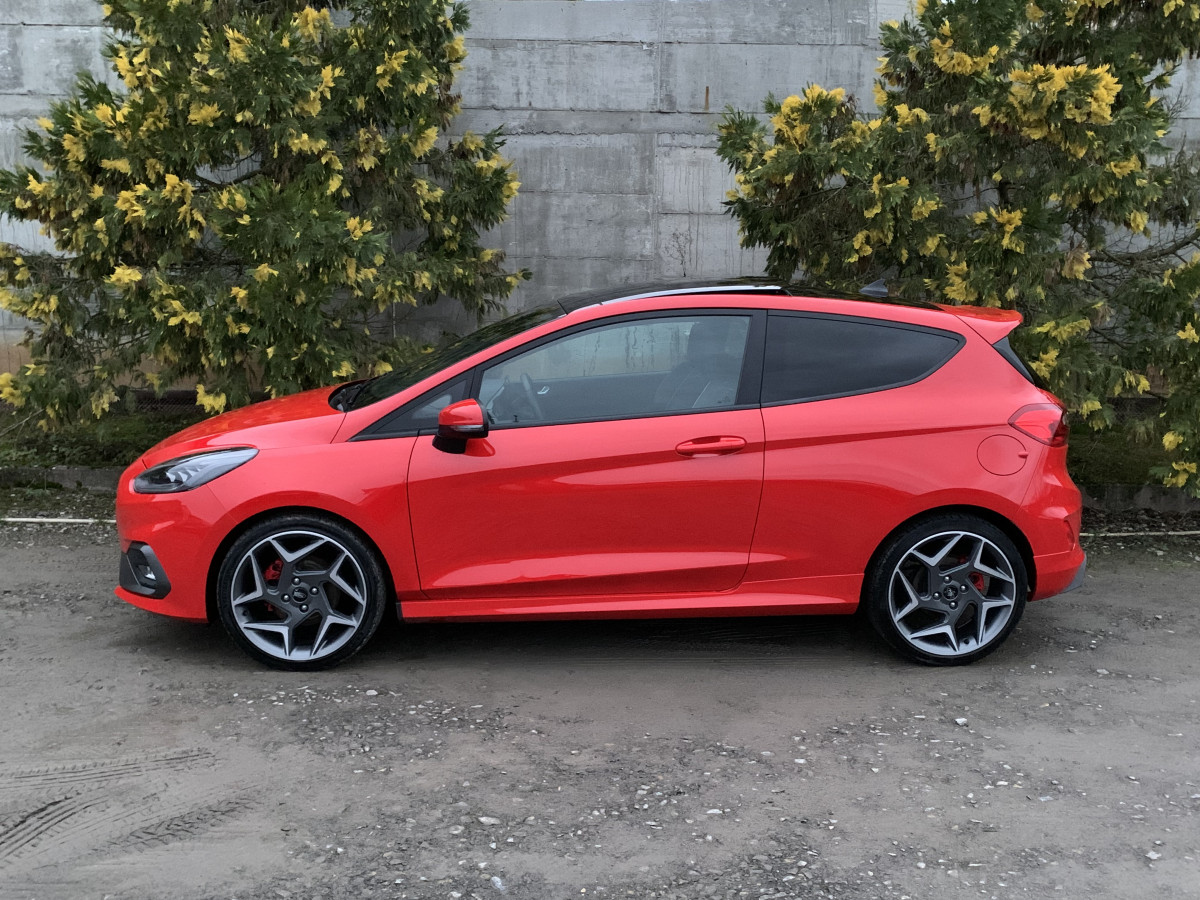 FORD FIESTA ST 1,5 TURBO 200 CV ROUGE TOIT OUVRANT PANORAMIQUE APPLE CAR PLAY LANE ASSIST REGULATEUR BLUETOOTH FEUX FULL LED 1ERE MAIN