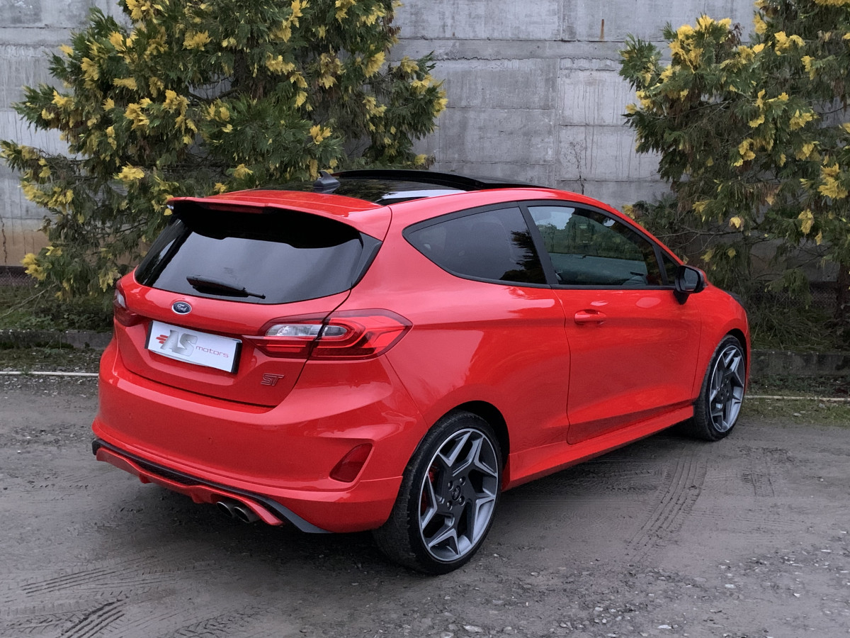 FORD FIESTA ST 1,5 TURBO 200 CV ROUGE TOIT OUVRANT PANORAMIQUE APPLE CAR PLAY LANE ASSIST REGULATEUR BLUETOOTH FEUX FULL LED 1ERE MAIN