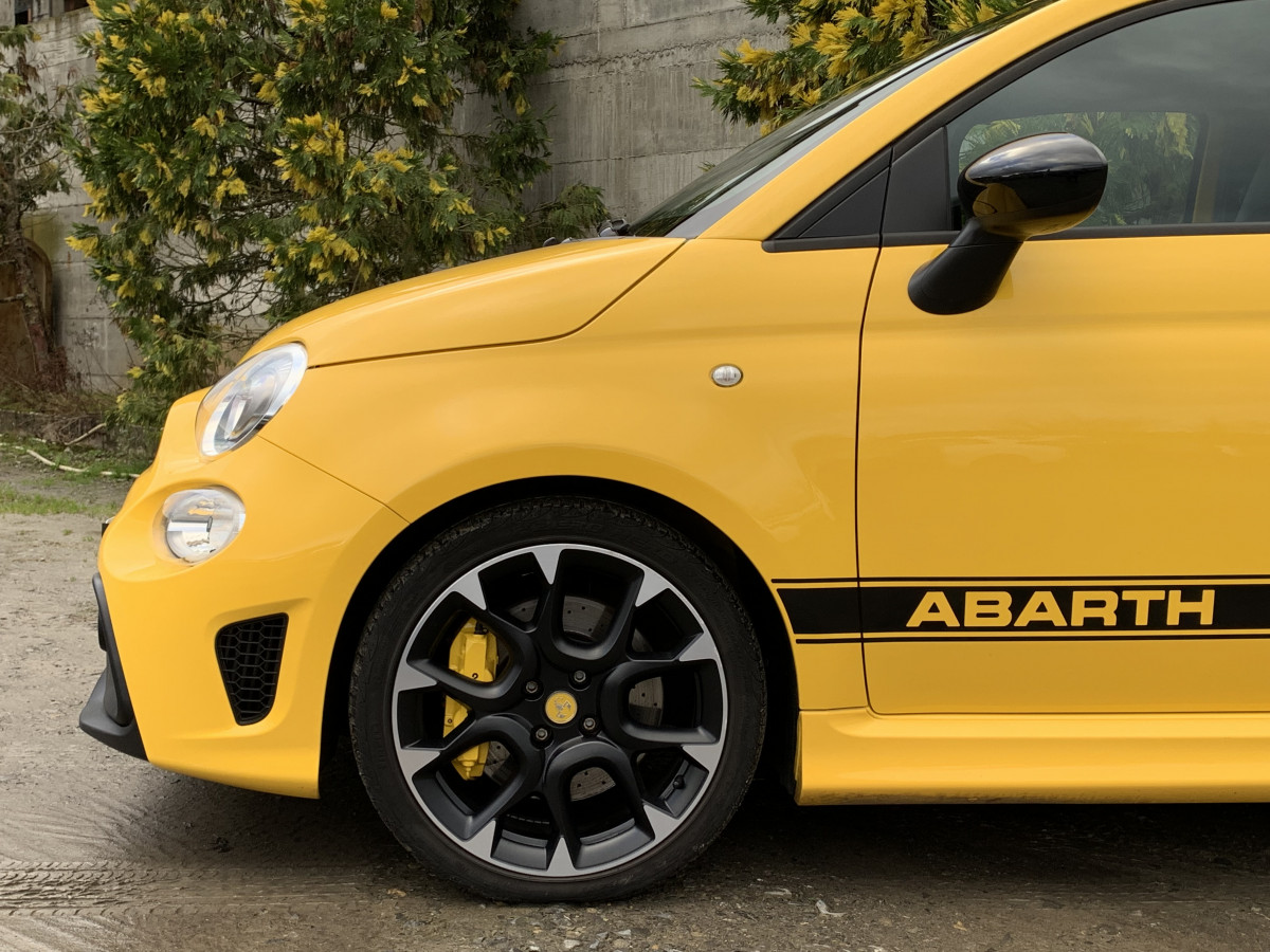 FIAT 500 ABARTH 1,4 TURBO 180 CV 595 COMPETIZIONE JAUNE GIALLO FREINS BREMBO BAQUETS SABELT CARBONE BLUETOOTH ECHAPPEMENT MONZA