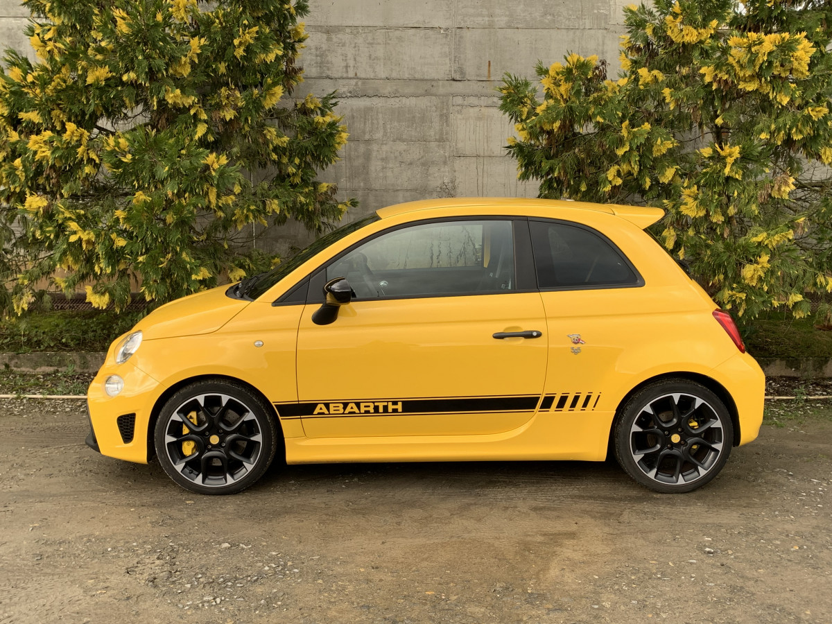 FIAT 500 ABARTH 1,4 TURBO 180 CV 595 COMPETIZIONE JAUNE GIALLO FREINS BREMBO BAQUETS SABELT CARBONE BLUETOOTH ECHAPPEMENT MONZA