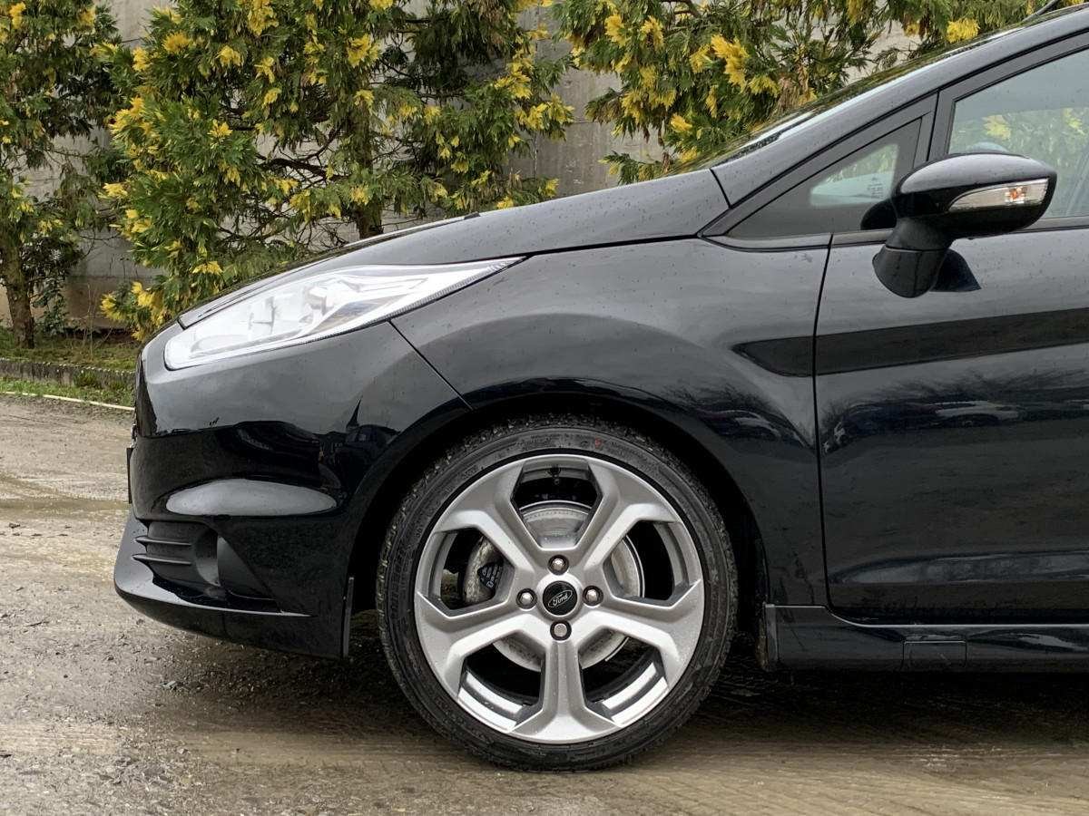 FORD FIESTA ST 1,6 TURBO 182 CV 5 PORTES REGULATEUR BLUETOOTH CAMERA SIEGES CHAUFFANT 1ERE MAIN