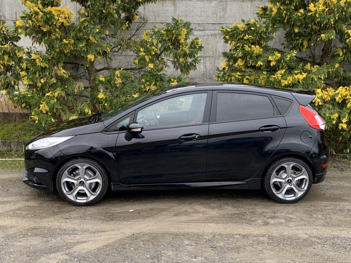 FORD FIESTA ST 1,6 TURBO 182 CV 5 PORTES REGULATEUR BLUETOOTH CAMERA SIEGES CHAUFFANT 1ERE MAIN