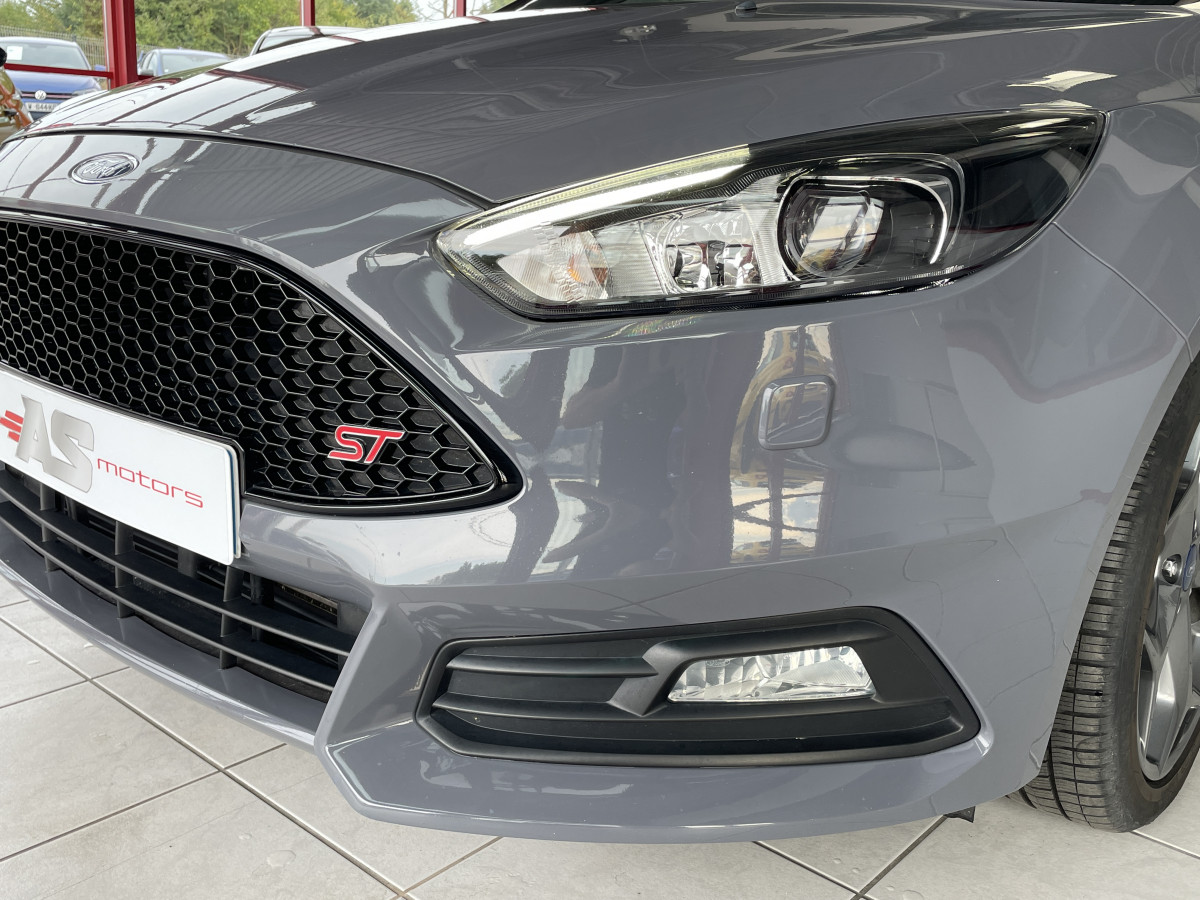 FORD FOCUS ST 2,0 250 GPS  CAMERA SONY TOIT OUVRANT RECARO CUIR KEYLESS