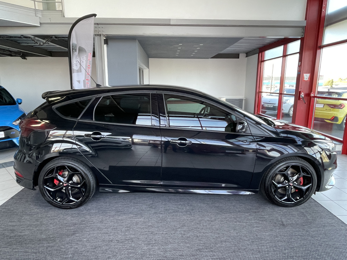 FORD FOCUS ST 2,0 250 FULL BLACK GPS  RECARO  BLUETOOTH ETHANOL E85