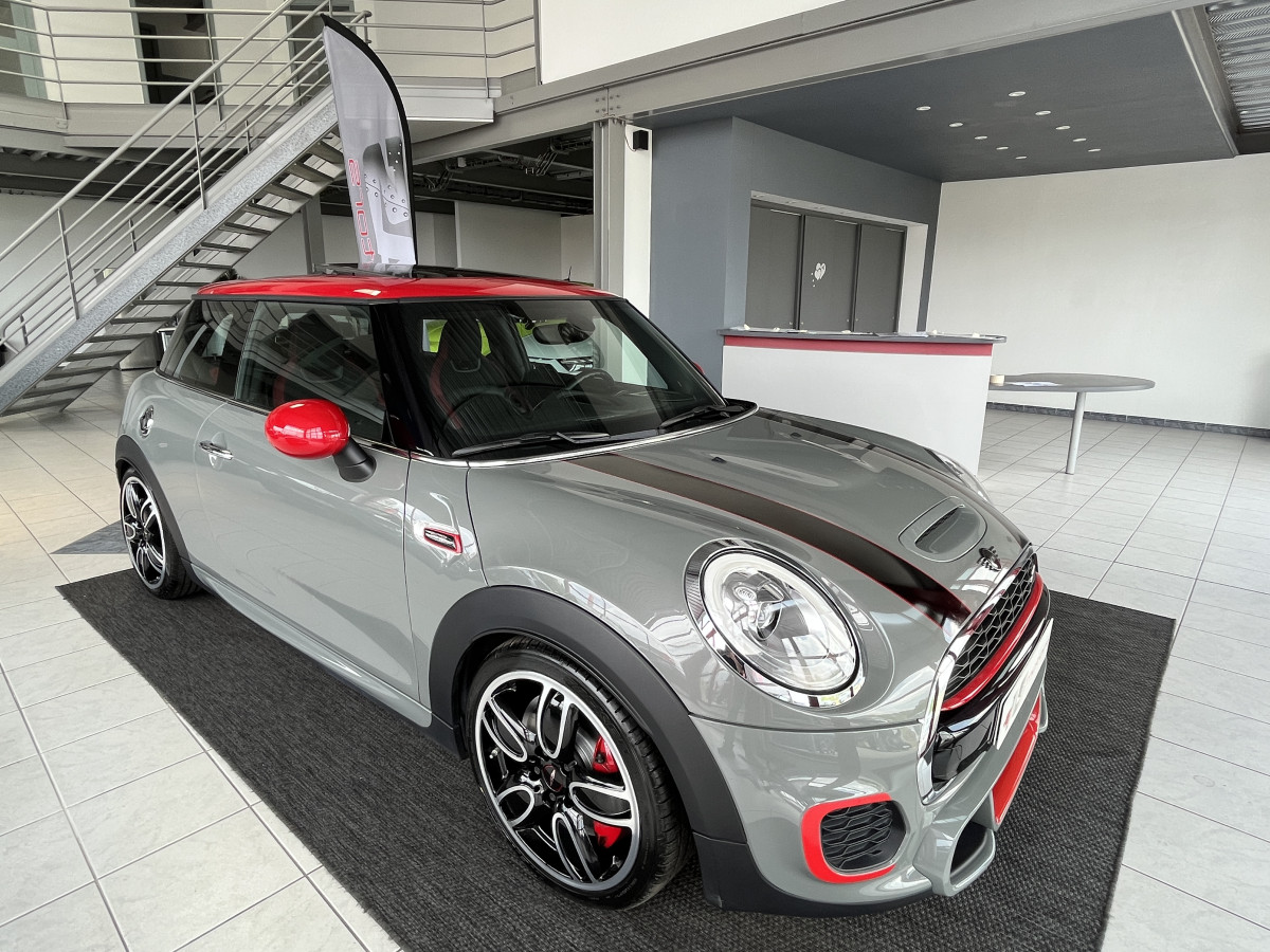 MINI COOPER JOHN COOPER WORKS 2,0 231 GPS TOIT PANO KEYLESS BLUETOOTH REGULATEUR FEUX FULL LED FULL OPTIONS