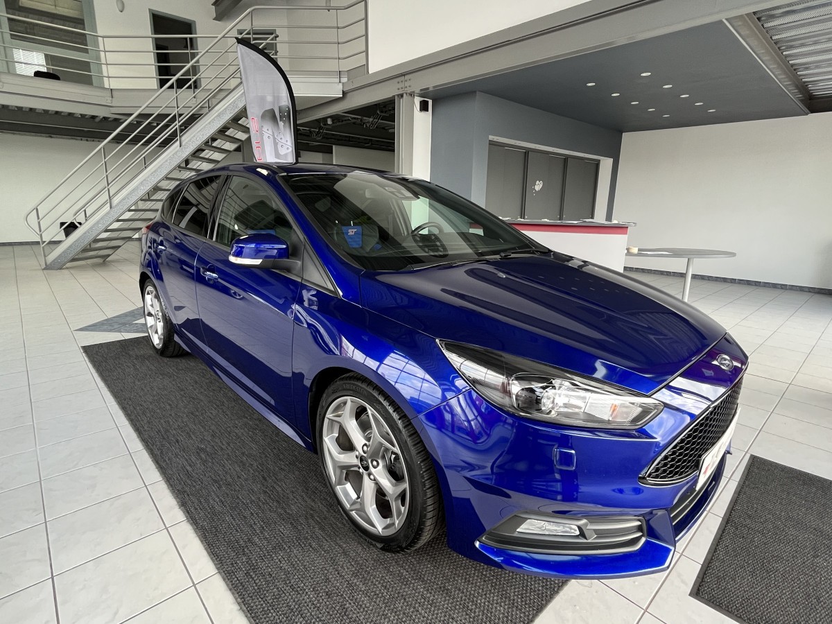 FORD FOCUS ST 2,0 250 GPS REGULATEUR RECARO PACK HIVER BI-XENON KEYLESS APPLE CARPLAY ETAT NEUF