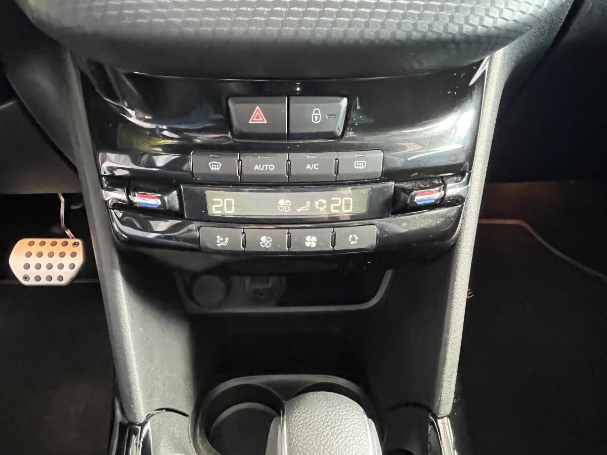 PEUGEOT 2008 1,2 110 CROSSWAY EAT6 GPS  TOIT PANORAMIQUE CAMERA REGULATEUR PACK GRIP CONTROL APPLE CARPLAY EXCELLENT ETAT