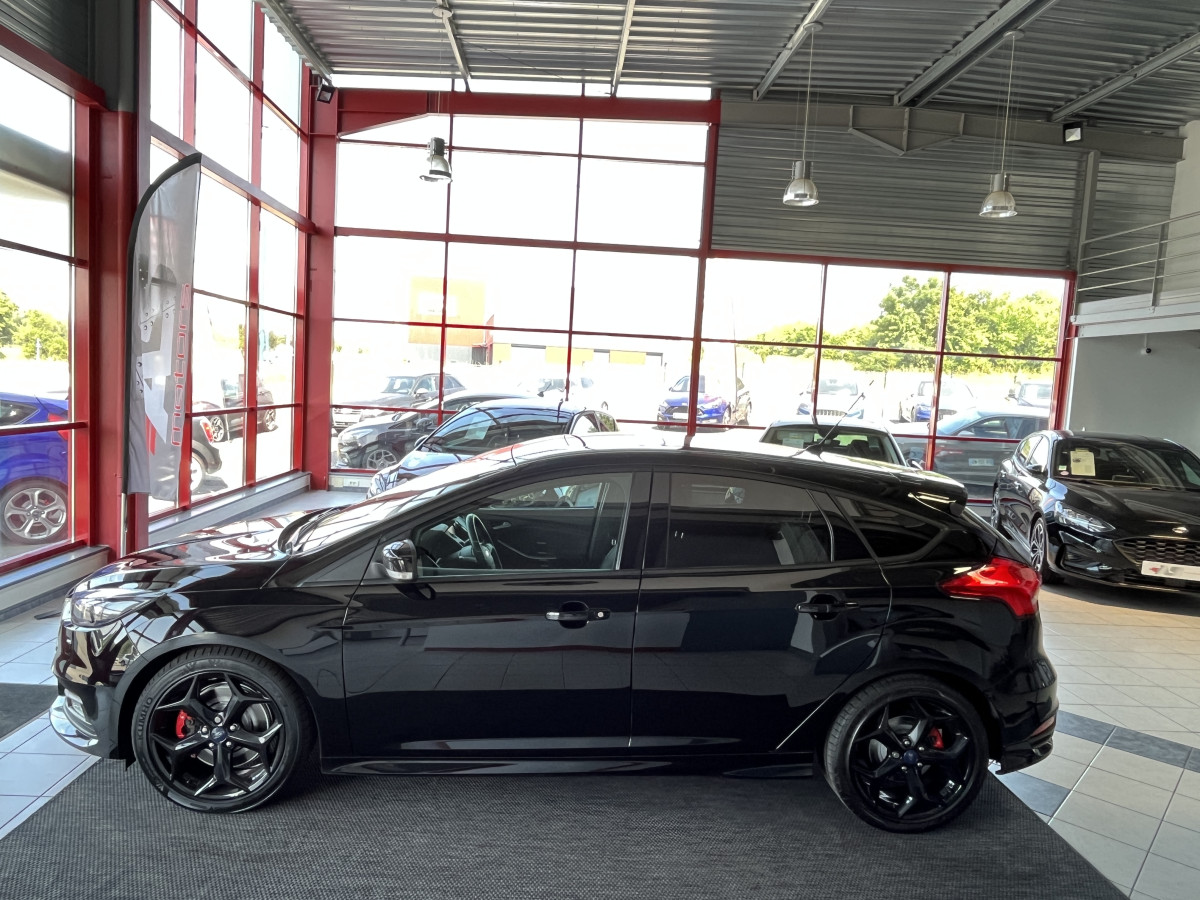 FORD FOCUS ST 2,0 250 TOIT OUVRANT GPS CAMERA  RECARO REGULATEUR  PACK HIVER BLUETOOTH FULL BLACK EXCELLENT ETAT