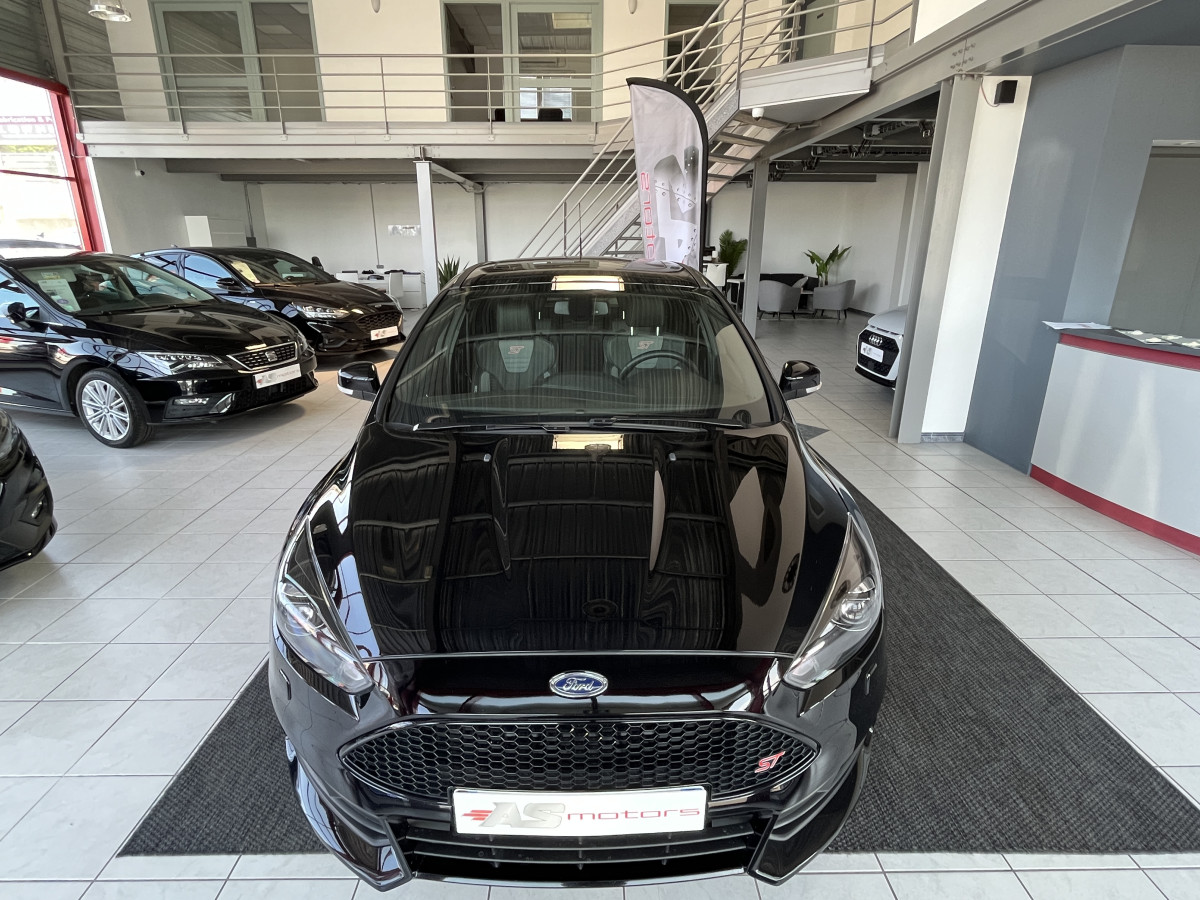 FORD FOCUS ST 2,0 250 TOIT OUVRANT GPS CAMERA  RECARO REGULATEUR  PACK HIVER BLUETOOTH FULL BLACK EXCELLENT ETAT