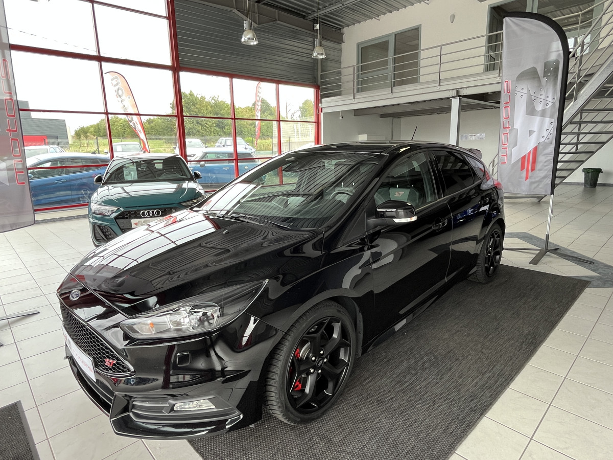 FORD FOCUS ST 2,0 250 FULL BLACK GPS REGULATEUR PACK HIVER BI- XENON RECARO KEYLESS HIFI SONY BLUETOOTH EXCELLENT ETAT