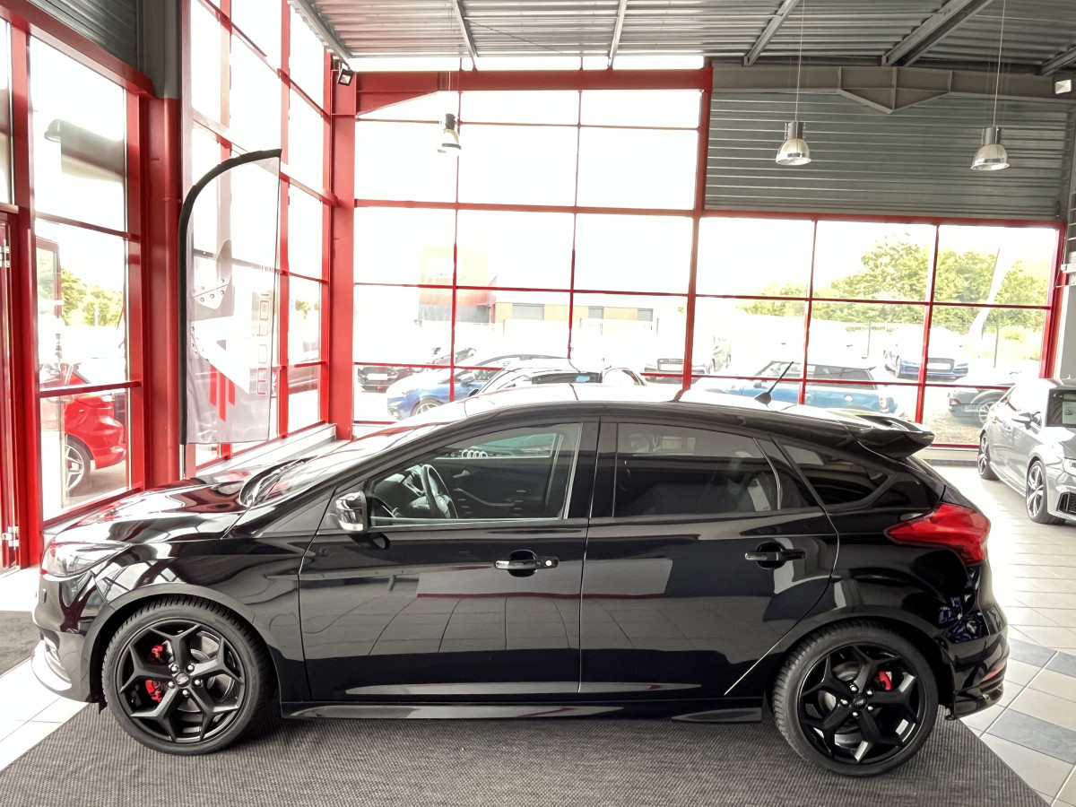 FORD FOCUS ST 2,0 250 FULL BLACK GPS REGULATEUR PACK HIVER BI- XENON RECARO KEYLESS HIFI SONY BLUETOOTH EXCELLENT ETAT