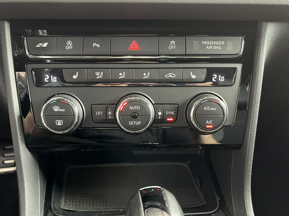 SEAT LEON CUPRA 2,0 TSI 300 DSG6 GPS ACC DCC APPLE CARPLAY KEYLESS FULL LED DIGITAL COCKPIT  ETAT NEUF