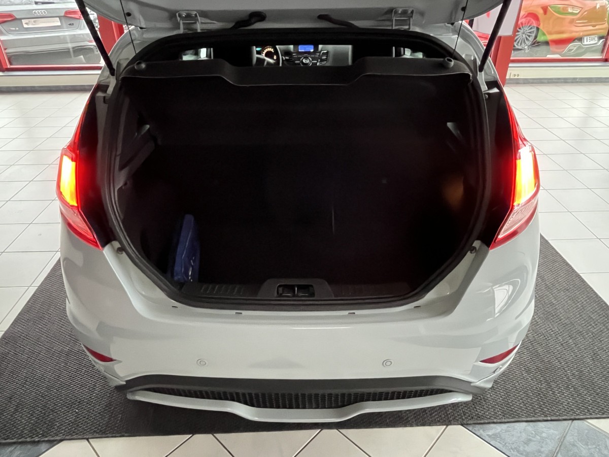 FORD FIESTA ST 1,6 200 EDITION LIMITED PACK PERF GPS SONY BLUETOOTH RECARO PACK HIVER EXCELLENT ETAT