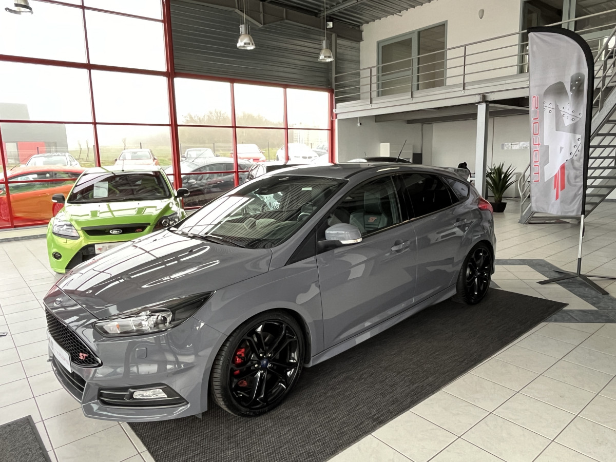 FORD FOCUS ST 2,0 250 PACK PERF GPS CAMERA REGULATEUR HIFI SONY PACK HIVER RECARO CUIR BI-XENON KEYLESS  EXCELLENT ETAT