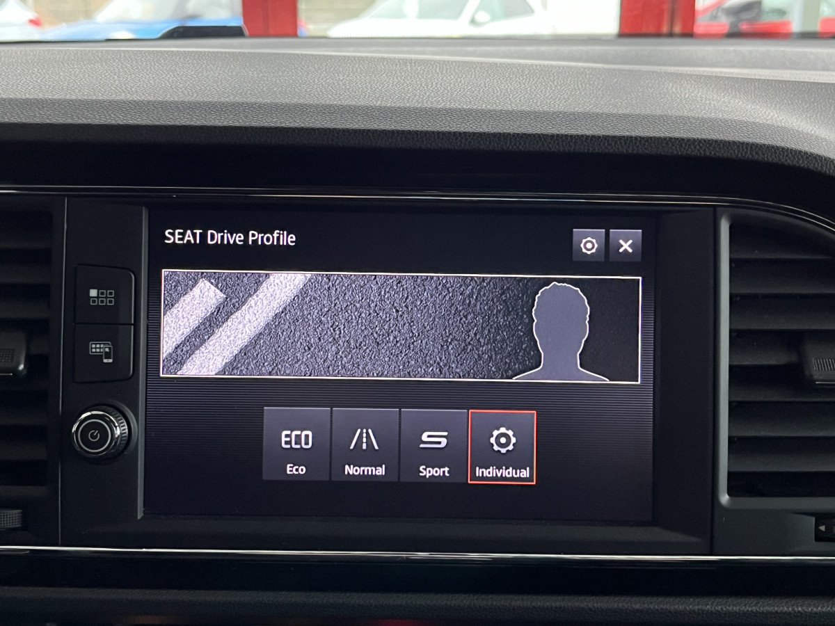 SEAT LEON FR 1,5 TSI 150 TOIT PANORAMIQUE GPS  APPLE CARPLAY REGULATEUR DIGITAL KEYLESS COCKPIT FULL LED APPLE CARPLAY ETAT NEUF