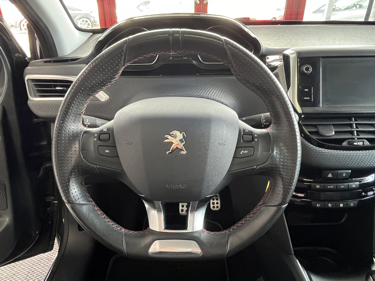 PEUGEOT 208 1,2 GT-LINE 110 TOIT PANORAMIQUE GPS REGULATEUR LIMITEUR BLUETOOTH  EXCELLENT ETAT