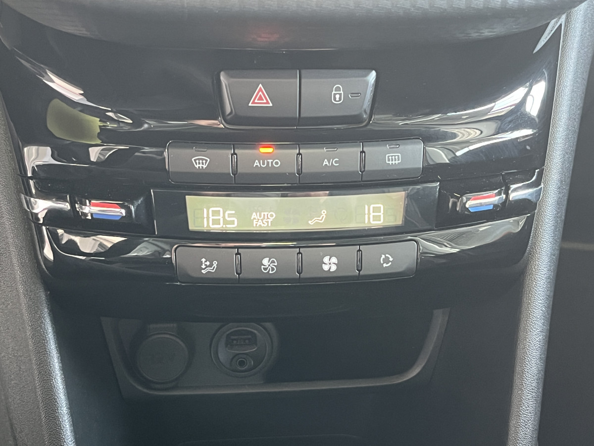 PEUGEOT 208 1,2 GT-LINE 110 TOIT PANORAMIQUE GPS REGULATEUR LIMITEUR BLUETOOTH  EXCELLENT ETAT