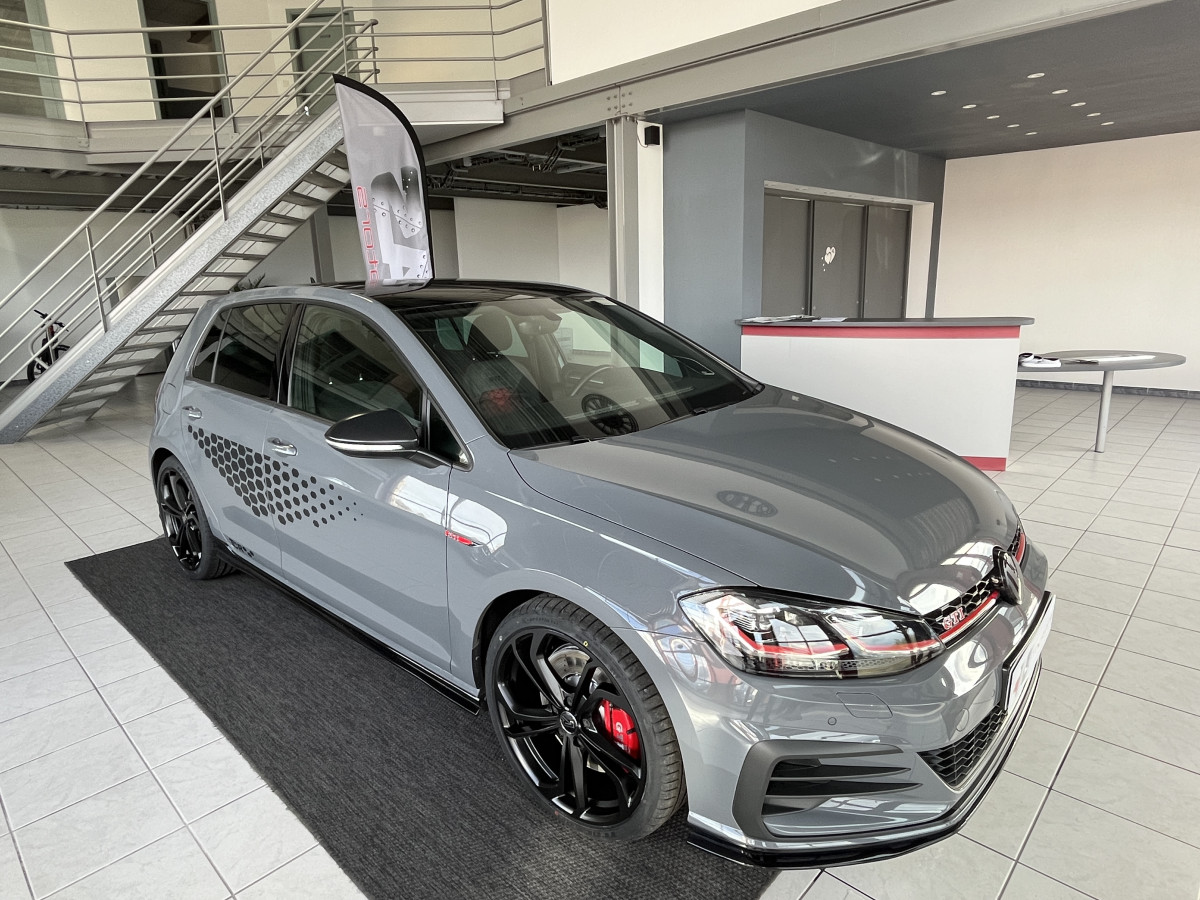 VOLKSWAGEN GOLF  7 TCR  2,0 TSI 290 DSG7 GPS CAMERA APPLE CARPLAY  ACC FULL LED  HIFI DYNAUDIO  DIGITAL COCKPIT POT AKRAPOVIC JANTES 19 EXCELLENT ETAT