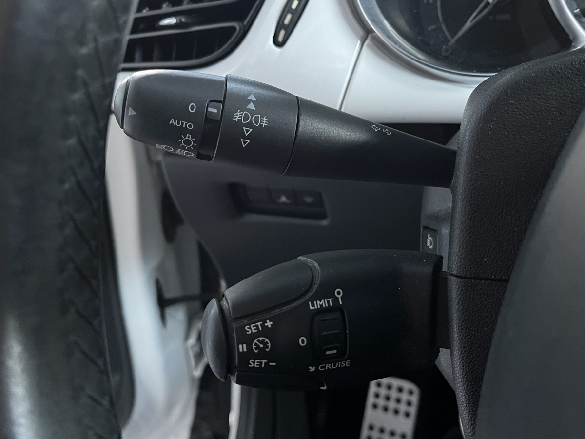 CITROEN DS3 1,6 HDI 115 TYPE SPORT CHIC GPS REGULATEUR LIMITEUR FEUX HALOGENE BLUETOOTH HIFI SYSTEM TRES BON ETAT