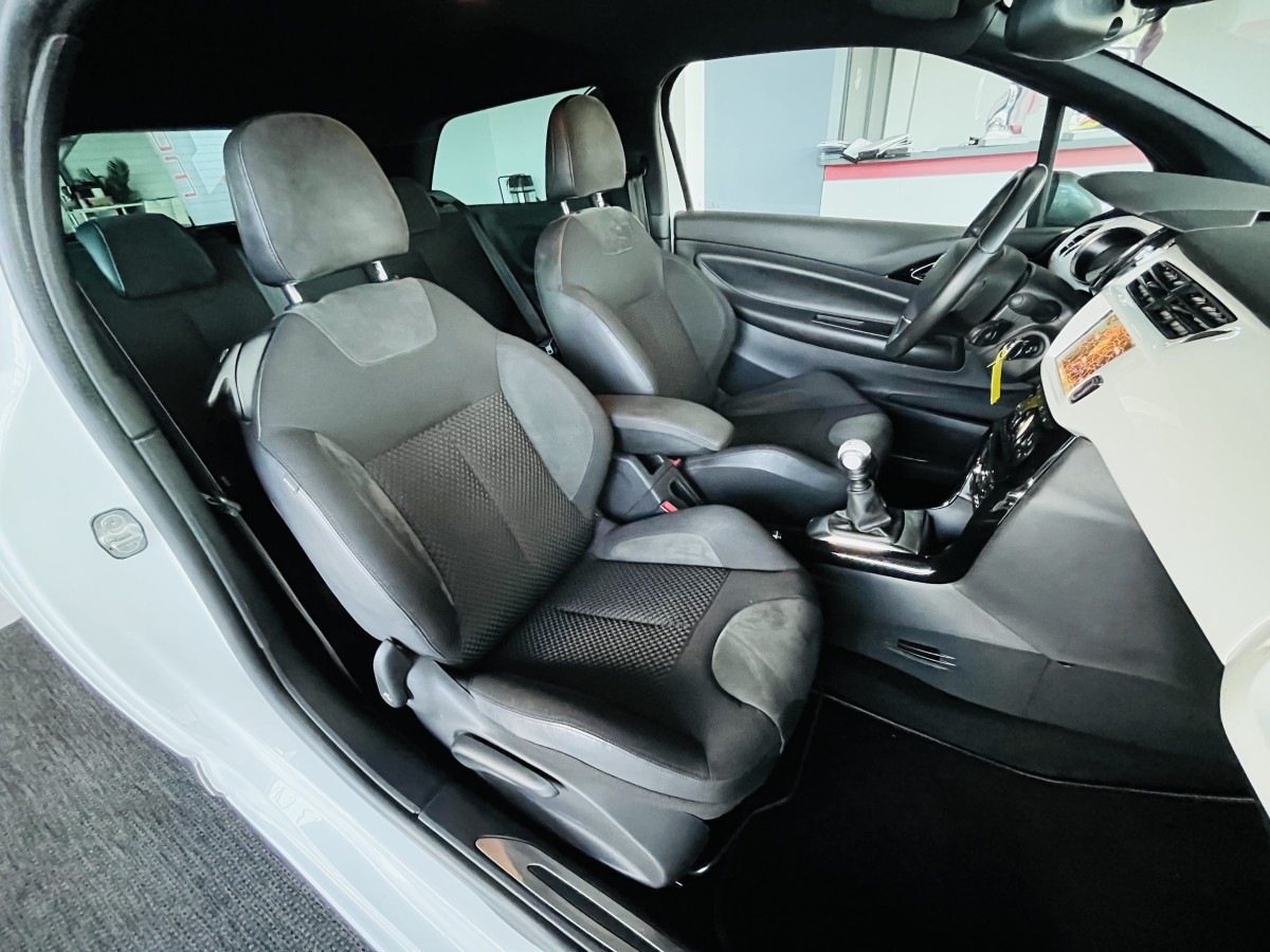 CITROEN DS3 1,6 HDI 115 TYPE SPORT CHIC GPS REGULATEUR LIMITEUR FEUX HALOGENE BLUETOOTH HIFI SYSTEM TRES BON ETAT