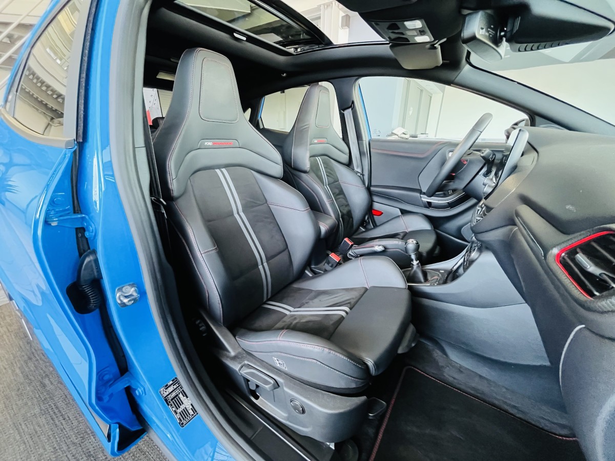FORD PUMA ST 1,5 200  PHASE 2  GPS CAMERA  ATTELAGE TOIT PANORAMIQUE FEUX FULL LED HIFI B&O APPLE CAR PLAY PACK HIVER PARK PILOT  KEYLESS BLEU NITROUS  ETAT NEUF