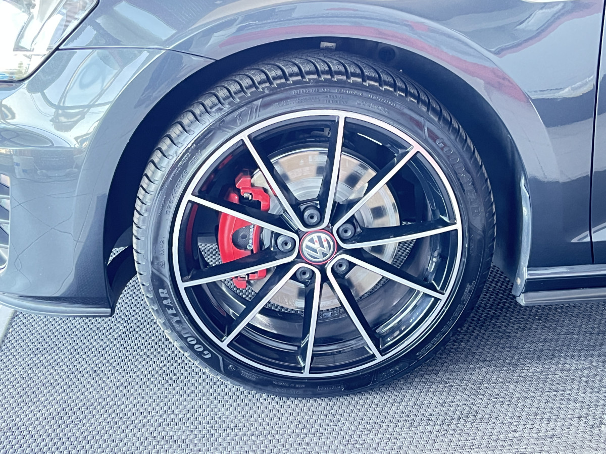 VOLKSWAGEN GOLF 7 2,0 TDI 184 TOIT OUVRANT GPS KEYLESS BI-XENON REGULATEUR LIMITEUR PARK PILOT TRES BON ETAT