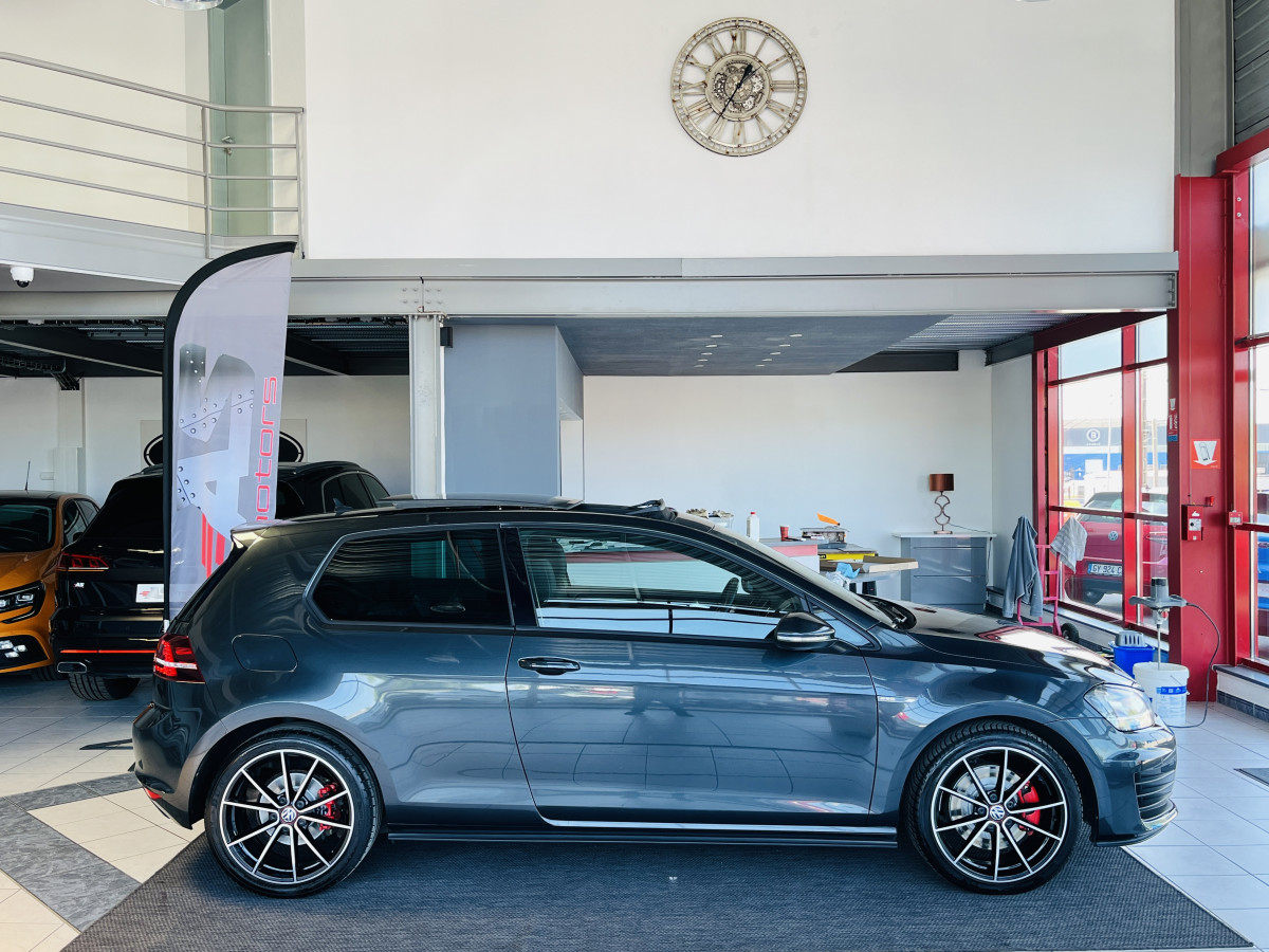VOLKSWAGEN GOLF 7 2,0 TDI 184 TOIT OUVRANT GPS KEYLESS BI-XENON REGULATEUR LIMITEUR PARK PILOT TRES BON ETAT