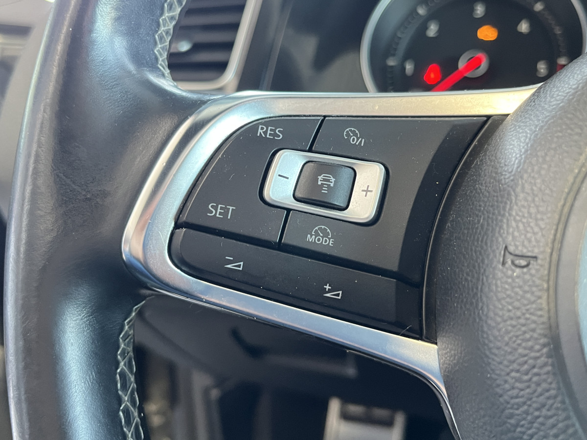 VOLKSWAGEN GOLF 7 2,0 TDI 184 TOIT OUVRANT GPS KEYLESS BI-XENON REGULATEUR LIMITEUR PARK PILOT TRES BON ETAT