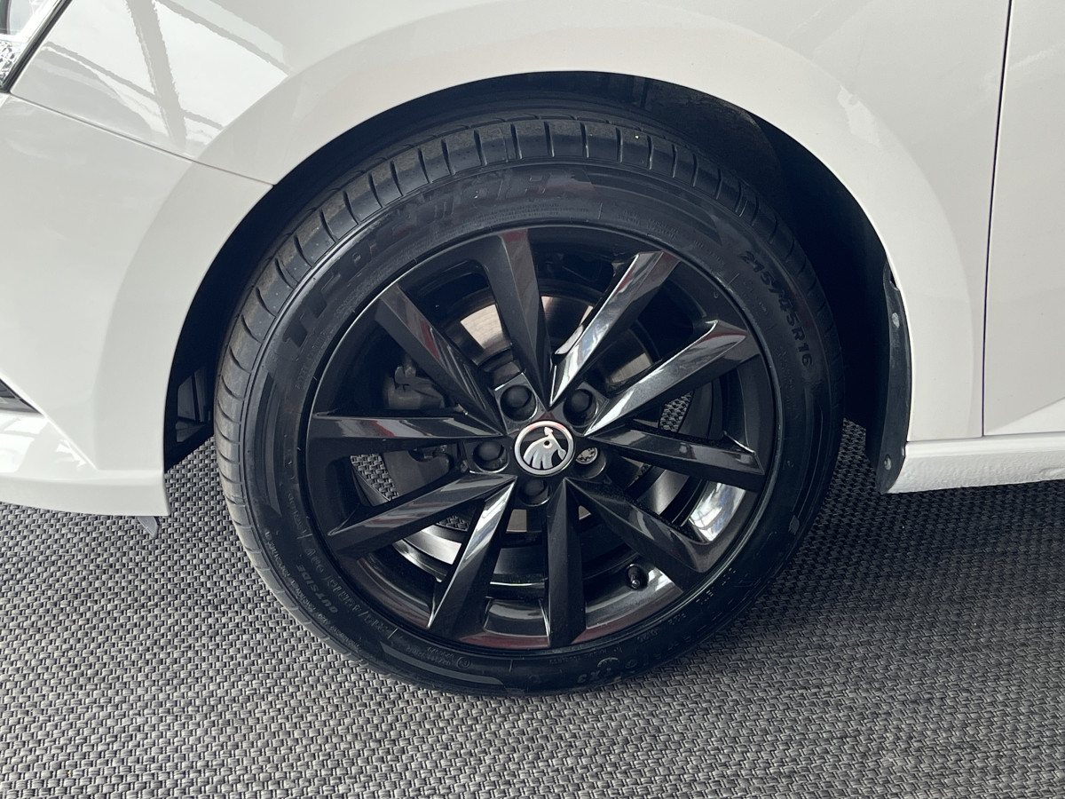 SKODA FABIA 1,0 TSI 95 EDITION GPS CAMERA REGULATEUR KEYLESS APPLE CARPLAY PARK PILOT JANTES ALU EXCELLENT ETAT