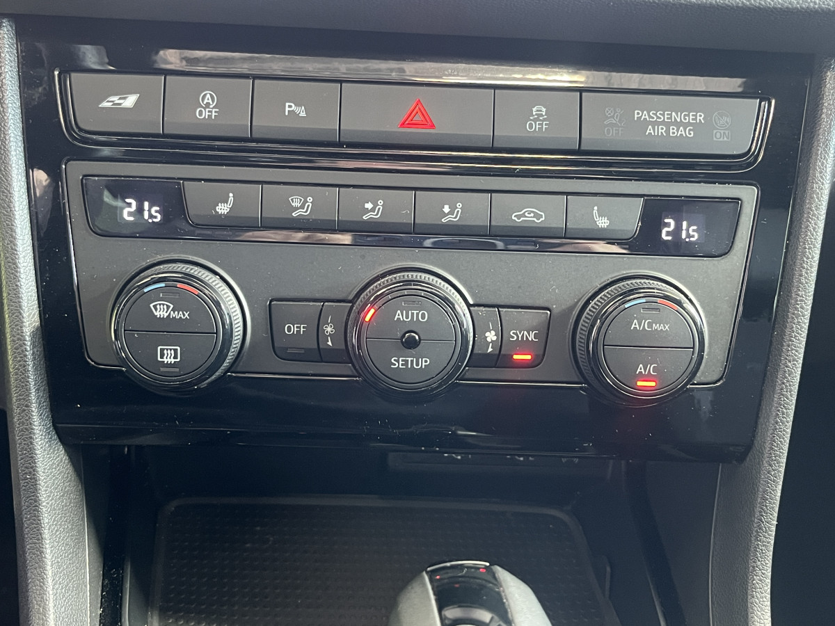 SEAT LEON CUPRA 2,0 TSI 290 DSG7 GPS TOIT PANORAMIQUE  ACC DCC  REGULATEUR ADAPTATIF APPLE CARPLAY FULL LED HIFI BEATS PARK PILOT EXCELLENT ETAT