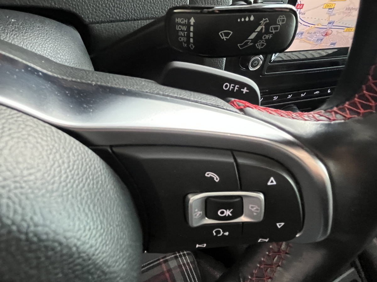 VOLKSWAGEN GOLF 7 2,0 TSI 230 PERFORMANCE DSG6 TOIT PANORAMIQUE OUVRANT  GPS  KEYLESS BI-XENON  PARK PILOT  JANTES 18  TRES BON ETAT