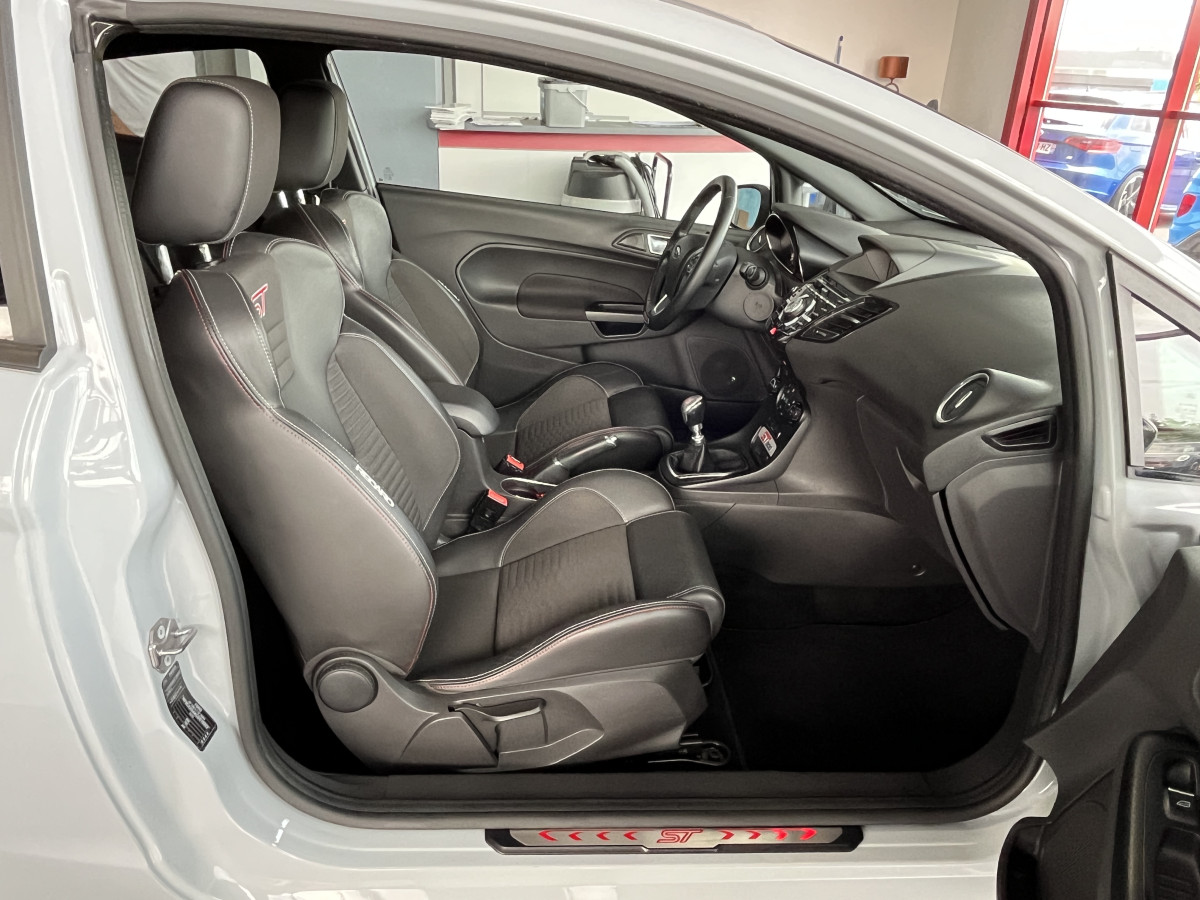 FORD FIESTA ST 1,6 200 EDITION LIMITED PACK PERFORMANCE GPS CAMERA  REGULATEUR KEYLESS  SONY PARK PILOT BLUETOOTH  ETAT COLLECTOR