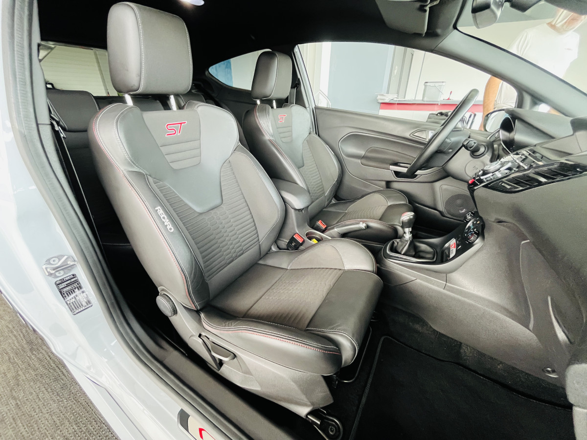 FORD FIESTA ST 1,6 200 EDITION LIMITED PACK PERFORMANCE GPS CAMERA  REGULATEUR KEYLESS  SONY PARK PILOT BLUETOOTH  ETAT COLLECTOR