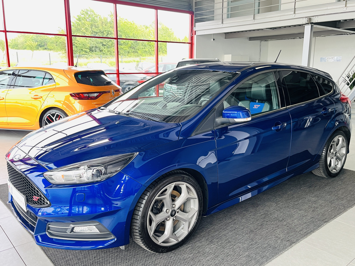 FORD FOCUS ST 2,0 250  GPS  REGULATEUR LIMITEUR BI XENON APPLE KEYLESS  CARPLAY PARK PILOT PACK HIVER RECARO  BLUETOOTH EXCELLENT ETAT