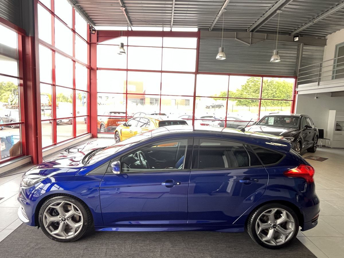 FORD FOCUS ST 2,0 250  GPS  REGULATEUR LIMITEUR BI XENON APPLE KEYLESS  CARPLAY PARK PILOT PACK HIVER RECARO  BLUETOOTH EXCELLENT ETAT