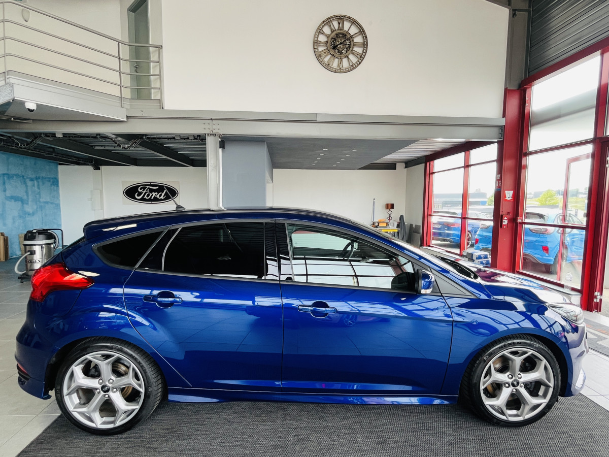 FORD FOCUS ST 2,0 250  GPS  REGULATEUR LIMITEUR BI XENON APPLE KEYLESS  CARPLAY PARK PILOT PACK HIVER RECARO  BLUETOOTH EXCELLENT ETAT