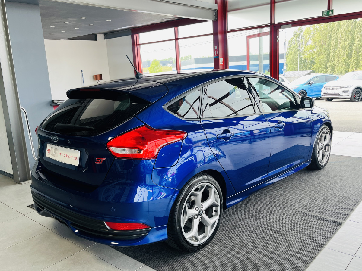 FORD FOCUS ST 2,0 250  GPS  REGULATEUR LIMITEUR BI XENON APPLE KEYLESS  CARPLAY PARK PILOT PACK HIVER RECARO  BLUETOOTH EXCELLENT ETAT