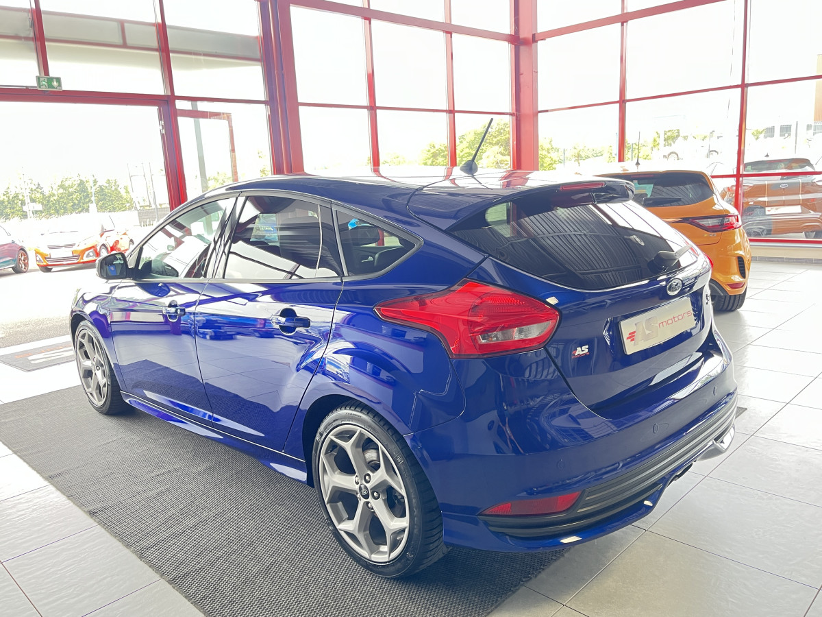 FORD FOCUS ST 2,0 250  GPS  REGULATEUR LIMITEUR BI XENON APPLE KEYLESS  CARPLAY PARK PILOT PACK HIVER RECARO  BLUETOOTH EXCELLENT ETAT