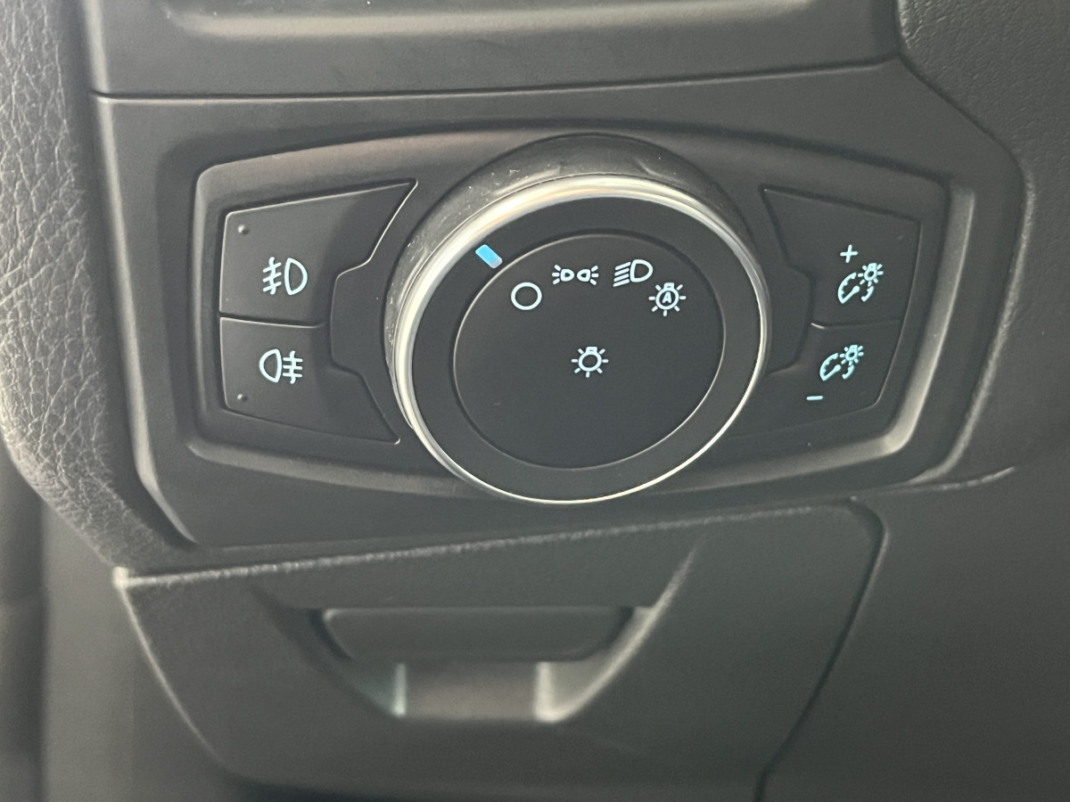 FORD FOCUS ST 2,0 250  GPS  REGULATEUR LIMITEUR BI XENON APPLE KEYLESS  CARPLAY PARK PILOT PACK HIVER RECARO  BLUETOOTH EXCELLENT ETAT