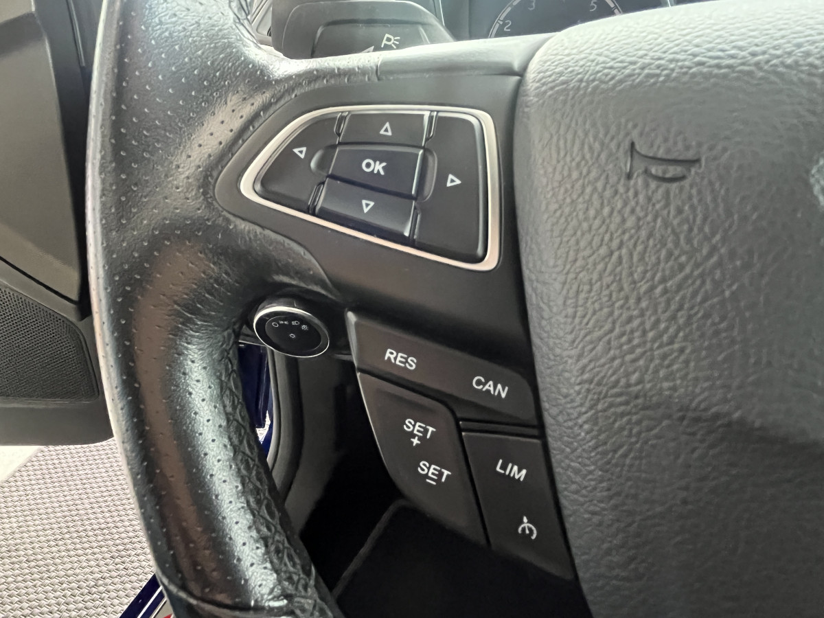FORD FOCUS ST 2,0 250  GPS  REGULATEUR LIMITEUR BI XENON APPLE KEYLESS  CARPLAY PARK PILOT PACK HIVER RECARO  BLUETOOTH EXCELLENT ETAT