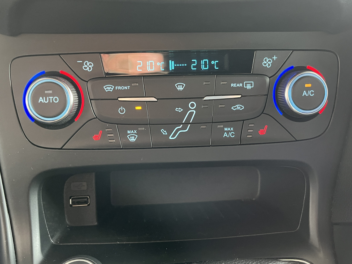 FORD FOCUS ST 2,0 250  GPS  REGULATEUR LIMITEUR BI XENON APPLE KEYLESS  CARPLAY PARK PILOT PACK HIVER RECARO  BLUETOOTH EXCELLENT ETAT