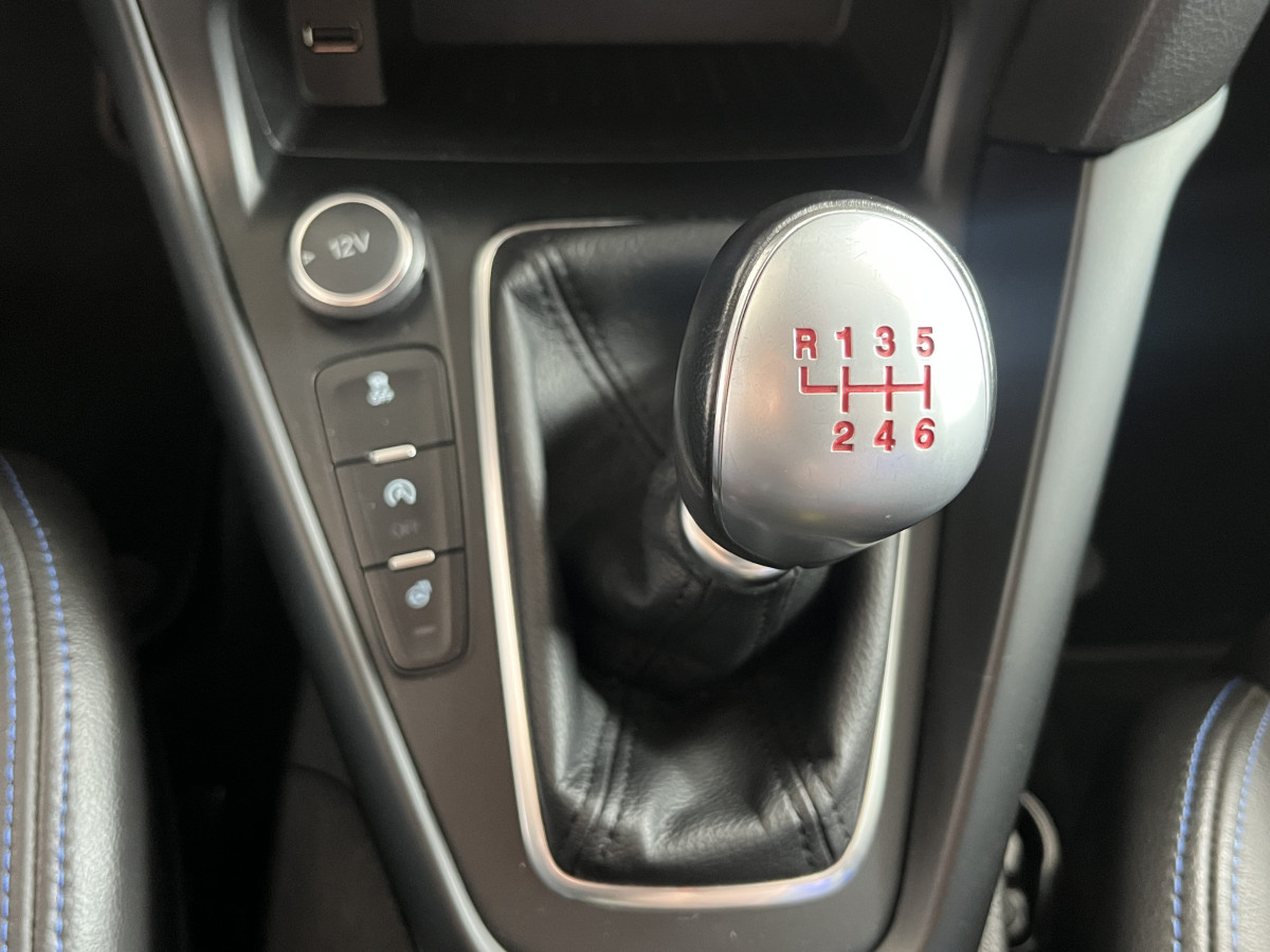FORD FOCUS ST 2,0 250  GPS  REGULATEUR LIMITEUR BI XENON APPLE KEYLESS  CARPLAY PARK PILOT PACK HIVER RECARO  BLUETOOTH EXCELLENT ETAT