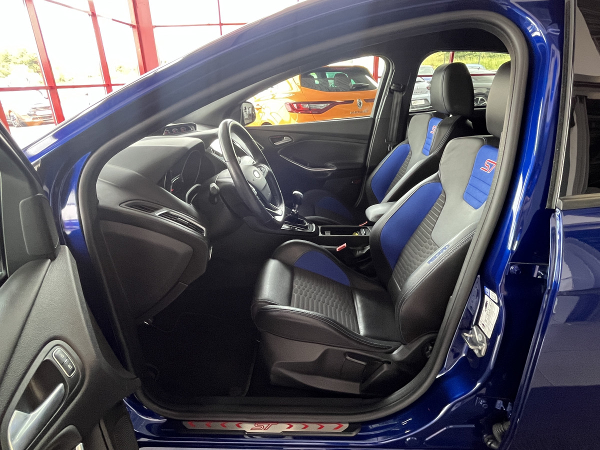 FORD FOCUS ST 2,0 250  GPS  REGULATEUR LIMITEUR BI XENON APPLE KEYLESS  CARPLAY PARK PILOT PACK HIVER RECARO  BLUETOOTH EXCELLENT ETAT
