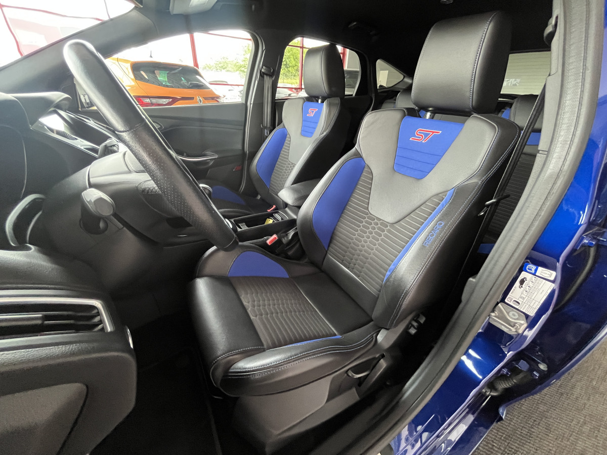 FORD FOCUS ST 2,0 250  GPS  REGULATEUR LIMITEUR BI XENON APPLE KEYLESS  CARPLAY PARK PILOT PACK HIVER RECARO  BLUETOOTH EXCELLENT ETAT