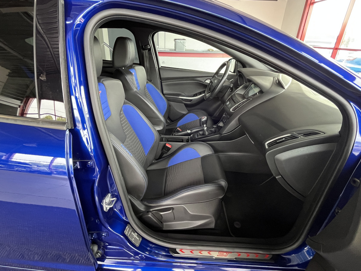 FORD FOCUS ST 2,0 250  GPS  REGULATEUR LIMITEUR BI XENON APPLE KEYLESS  CARPLAY PARK PILOT PACK HIVER RECARO  BLUETOOTH EXCELLENT ETAT