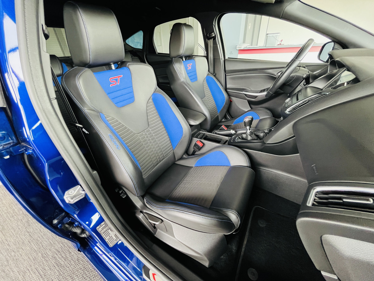 FORD FOCUS ST 2,0 250  GPS  REGULATEUR LIMITEUR BI XENON APPLE KEYLESS  CARPLAY PARK PILOT PACK HIVER RECARO  BLUETOOTH EXCELLENT ETAT