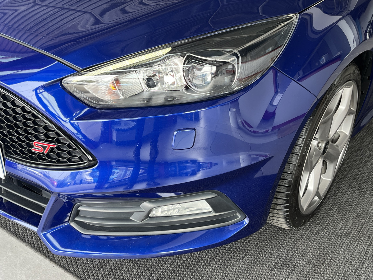 FORD FOCUS ST 2,0 250  GPS  REGULATEUR LIMITEUR BI XENON APPLE KEYLESS  CARPLAY PARK PILOT PACK HIVER RECARO  BLUETOOTH EXCELLENT ETAT
