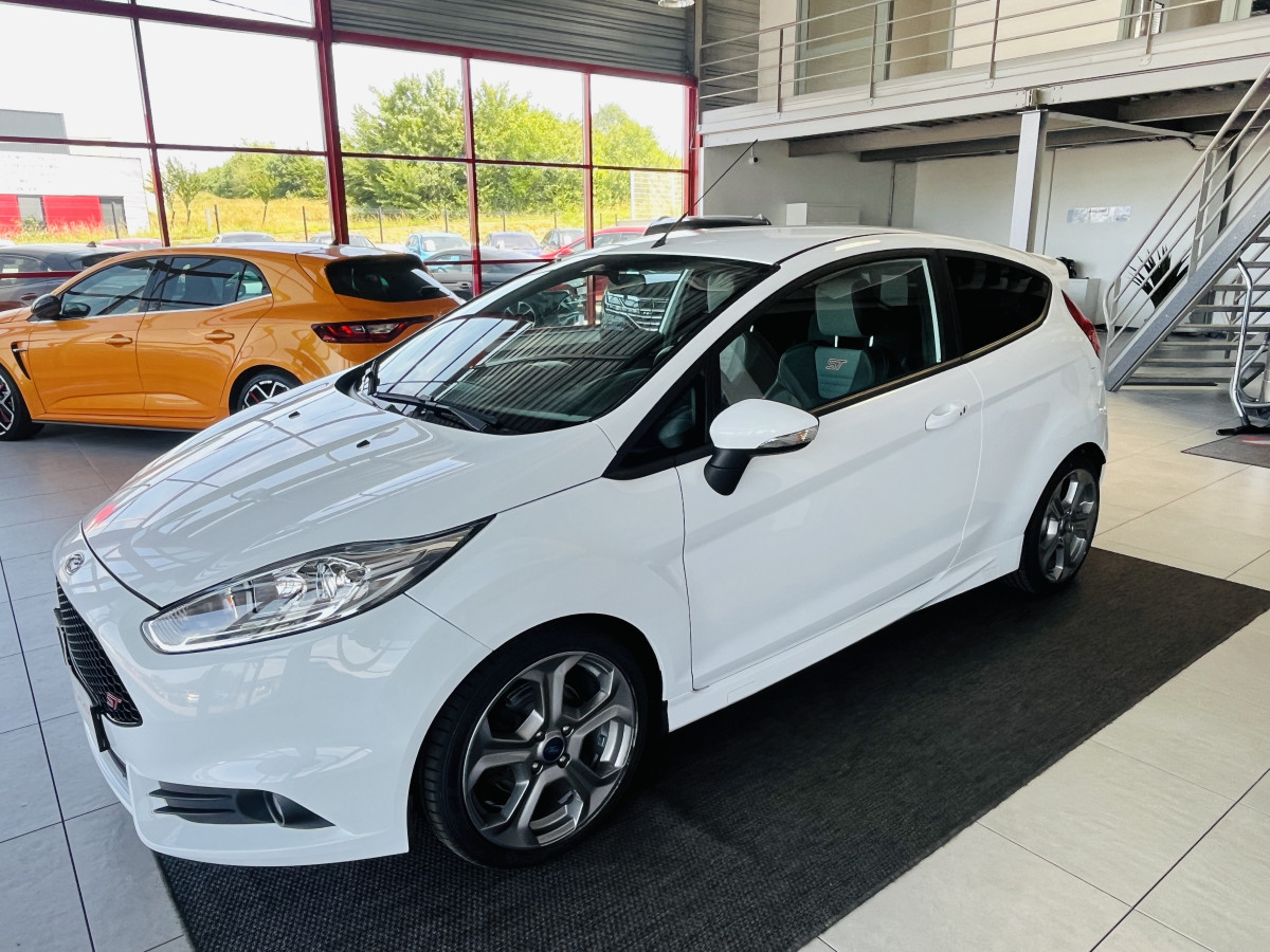 FORD FIESTA 1,6 182 GPS KEYLESS PARK PILOT RECARO HIFI SONY BLUETOOTH FEUX HALOGENE JANTES 17 1 ERE MAIN EXCELLENT ETAT