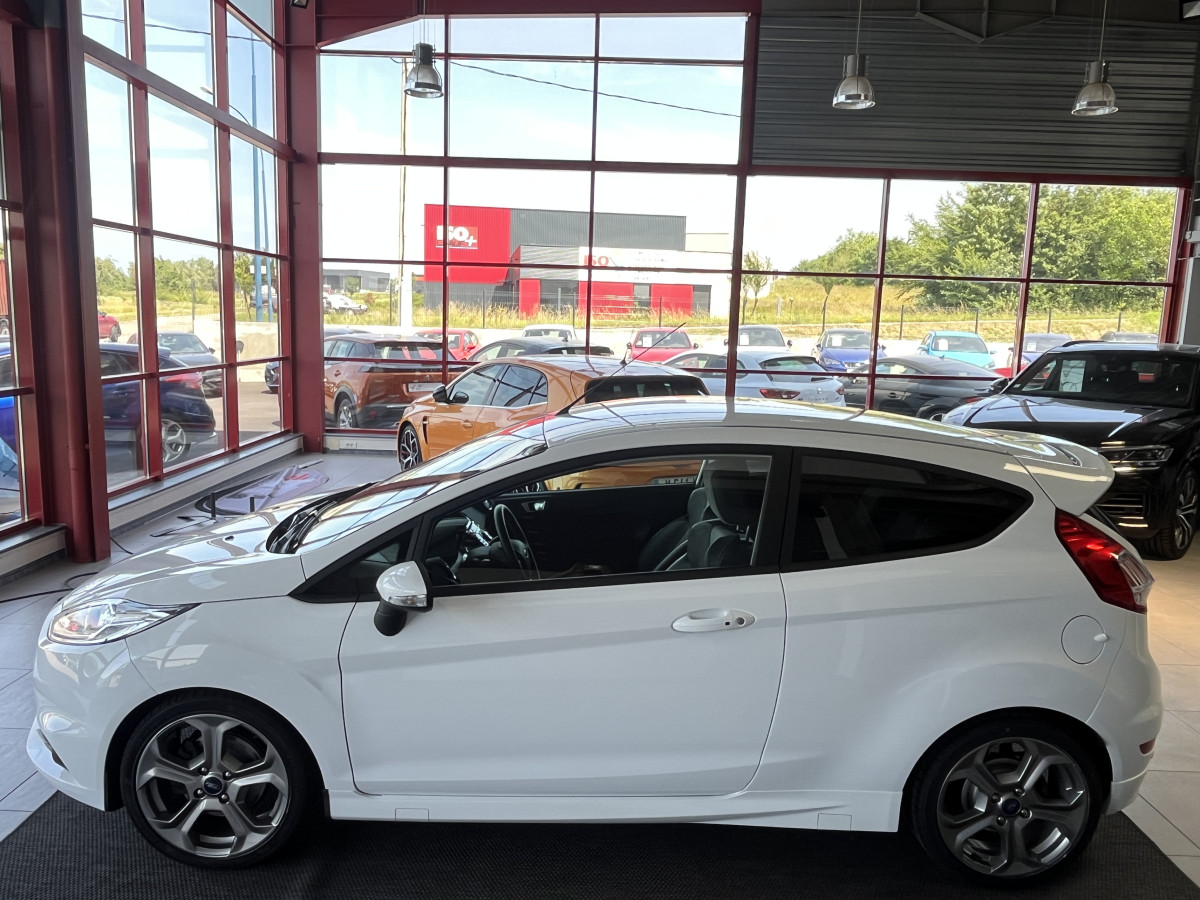 FORD FIESTA 1,6 182 GPS KEYLESS PARK PILOT RECARO HIFI SONY BLUETOOTH FEUX HALOGENE JANTES 17 1 ERE MAIN EXCELLENT ETAT